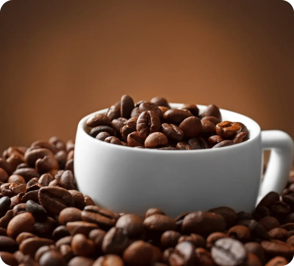 Taza blanca llena de granos de café tostados rodeada de más granos